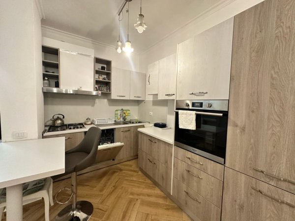 Vlore - Lungomare, jepet me qera apartament 2+1+Ballkon Kati 5, 100 m² 600 € (Rruga Murat Terbaci, Tek Bar Bonaparte)