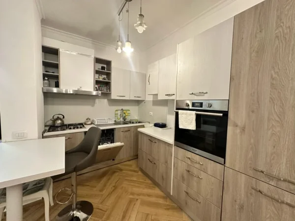 Vlore - Lungomare, jepet me qera apartament 2+1+Ballkon Kati 5, 100 m² 600 € (Rruga Murat Terbaci, Tek Bar Bonaparte)