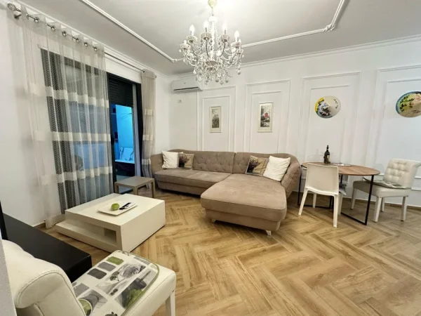 Vlore - Lungomare, jepet me qera apartament 2+1+Ballkon Kati 5, 100 m² 600 € (Rruga Murat Terbaci, Tek Bar Bonaparte)