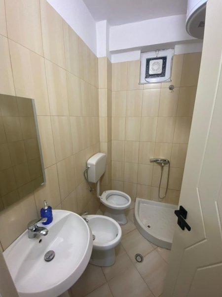 Vlore, jepet me qera apartament 1+1 Kati 5, 70 m² 300 € (Rruga Gjergj kastrioti, tek Bar motta.)