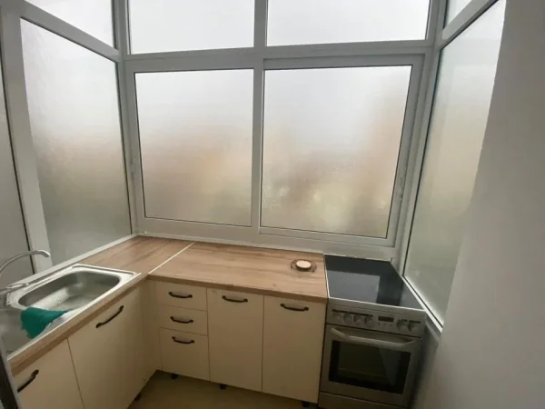 Vlore, jepet me qera apartament 1+1 Kati 5, 70 m² 300 € (Rruga Gjergj kastrioti, tek Bar motta.)