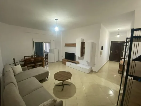 Vlore, jepet me qera apartament 1+1 Kati 5, 70 m² 300 € (Rruga Gjergj kastrioti, tek Bar motta.)