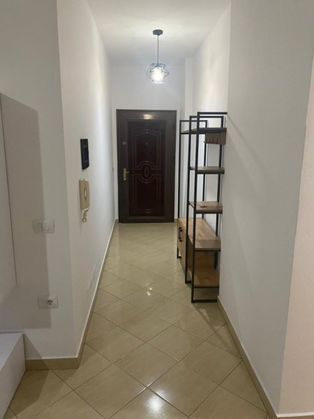 Vlore, jepet me qera apartament 1+1 Kati 5, 70 m² 300 € (Rruga Gjergj kastrioti, tek Bar motta.)