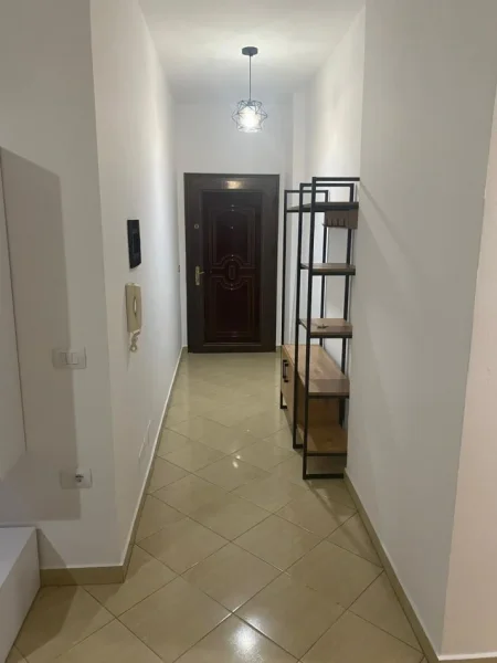 Vlore, jepet me qera apartament 1+1 Kati 5, 70 m² 300 € (Rruga Gjergj kastrioti, tek Bar motta.)