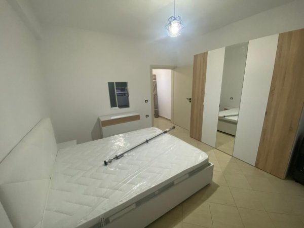 Vlore, jepet me qera apartament 1+1 Kati 5, 70 m² 300 € (Rruga Gjergj kastrioti, tek Bar motta.)