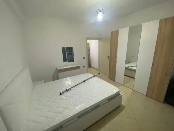Vlore, jepet me qera apartament 1+1 Kati 5, 70 m² 300 € (Rruga Gjergj kastrioti, tek Bar motta.)