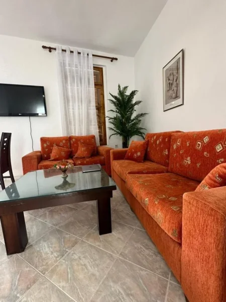 Vlore, jepet me qera apartament 1+1 Kati 3, 60 m² 280 € (Rruga Perlat Rexhepi, Tek Qyteti i Vjeter)