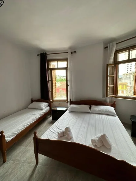 Vlore, jepet me qera apartament 1+1 Kati 3, 60 m² 280 € (Rruga Perlat Rexhepi, Tek Qyteti i Vjeter)