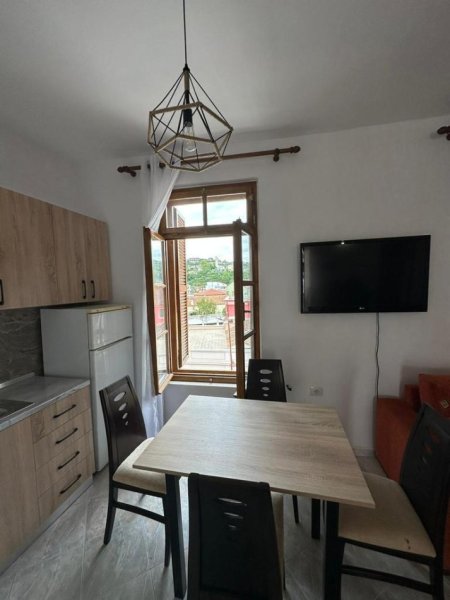 Vlore, jepet me qera apartament 1+1 Kati 3, 60 m² 280 € (Rruga Perlat Rexhepi, Tek Qyteti i Vjeter)