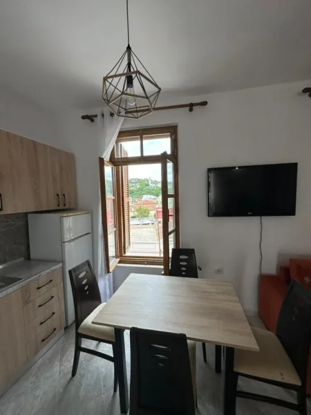 Vlore, jepet me qera apartament 1+1 Kati 3, 60 m² 280 € (Rruga Perlat Rexhepi, Tek Qyteti i Vjeter)