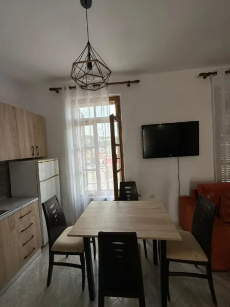 Vlore, jepet me qera apartament 1+1 Kati 3, 60 m² 280 € (Rruga Perlat Rexhepi, Tek Qyteti i Vjeter)