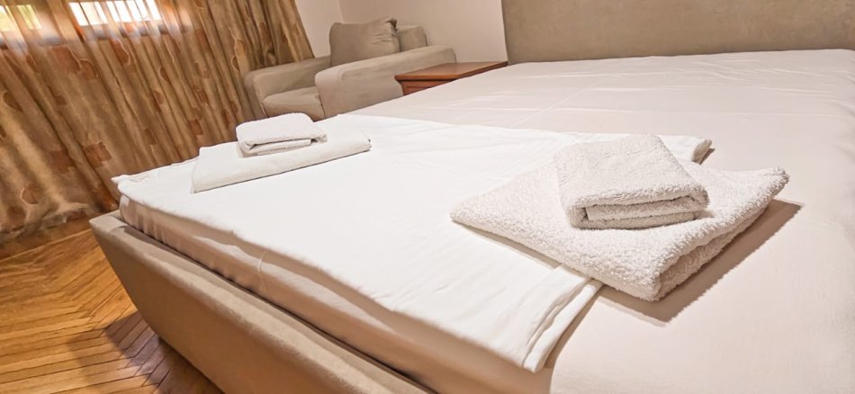 Tirane, jepet me qera apartament 2+1+Aneks+Ballkon Kati 3, 80 m² 700 € 