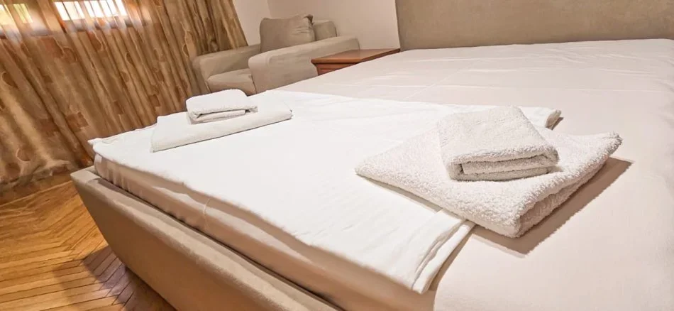 Tirane, jepet me qera apartament 2+1+Aneks+Ballkon Kati 3, 80 m² 700 € 