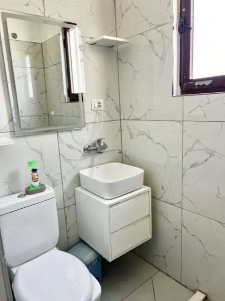 Vlore, jepet me qera apartament 1+1 Kati 4, 55 m² 300 € (rr. sazani, tek Real Hotel)