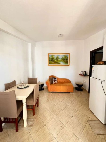 Vlore, jepet me qera apartament 1+1 Kati 4, 55 m² 300 € (rr. sazani, tek Real Hotel)