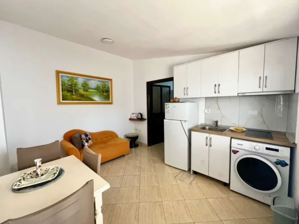 Vlore, jepet me qera apartament 1+1 Kati 4, 55 m² 300 € (rr. sazani, tek Real Hotel)
