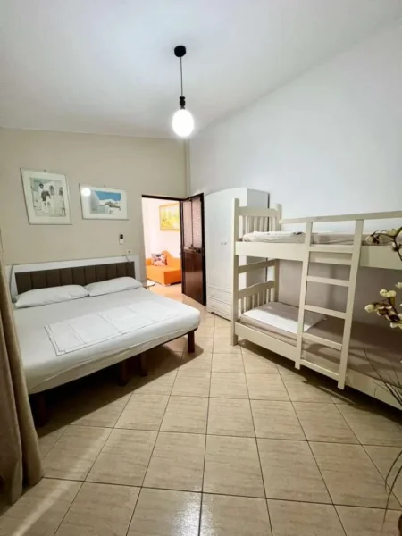 Vlore, jepet me qera apartament 1+1 Kati 4, 55 m² 300 € (rr. sazani, tek Real Hotel)