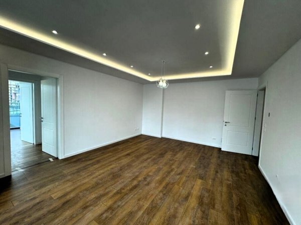 Tirane, jepet me qera zyre Kati 3, 130 m² 1.600 € (RR. KOSOVAREVE)