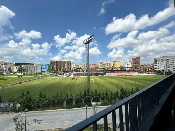 Tirane, jepet me qera zyre Kati 3, 130 m² 1.600 € (RR. KOSOVAREVE)