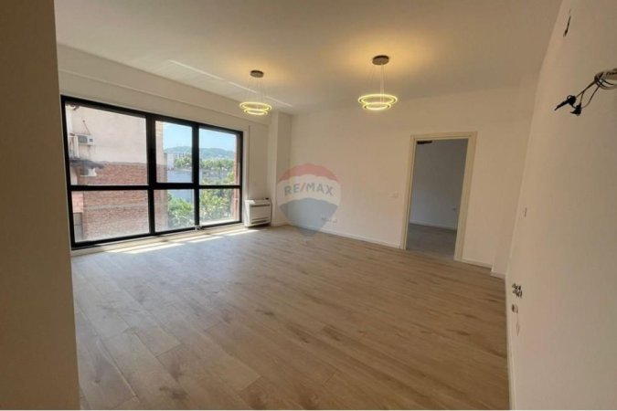 Tirane, jepet me qera ambjent biznesi Kati 2, 67 m² 750 € (Rruga Myslym Shyri)