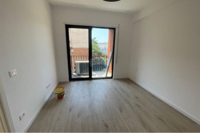Tirane, jepet me qera ambjent biznesi Kati 2, 67 m² 750 € (Rruga Myslym Shyri)