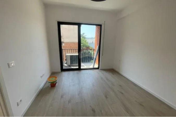 Tirane, jepet me qera ambjent biznesi Kati 2, 67 m² 750 € (Rruga Myslym Shyri)