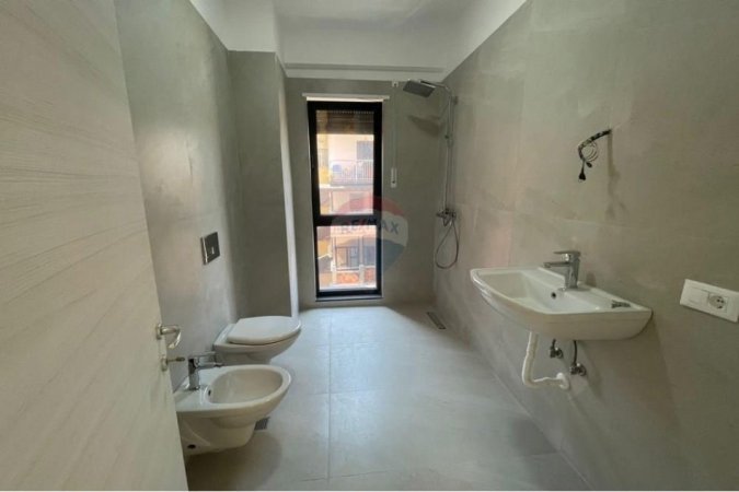 Tirane, jepet me qera ambjent biznesi Kati 2, 67 m² 750 € (Rruga Myslym Shyri)