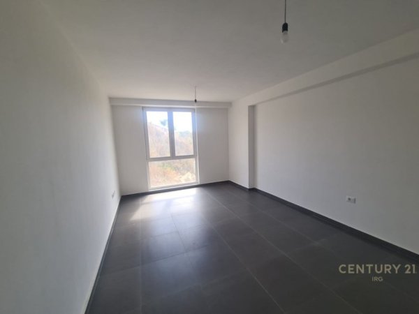 Shqiperi, jepet me qera apartament 3+1 Kati 1, 109 m² 400 € (5 Maji)