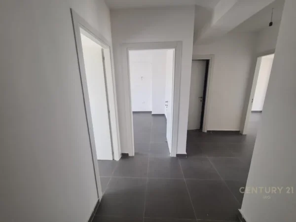 Shqiperi, jepet me qera apartament 3+1 Kati 1, 109 m² 400 € (5 Maji)