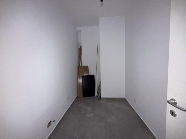 Tirane, jepet me qera ambjent biznesi , 159 m² 2.000 €