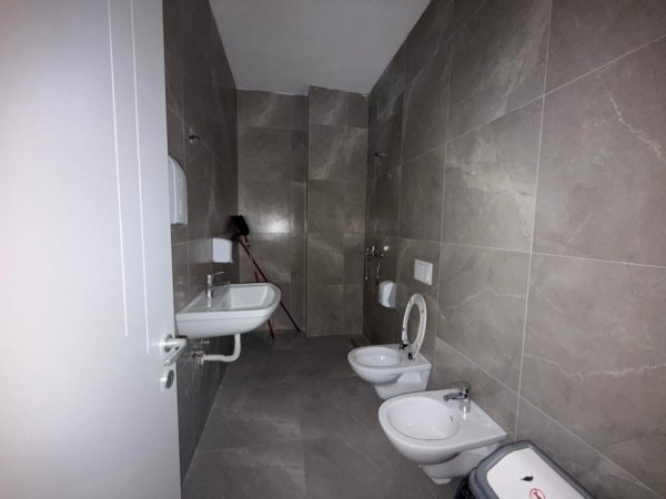 Tirane, jepet me qera ambjent biznesi , 159 m² 2.000 €