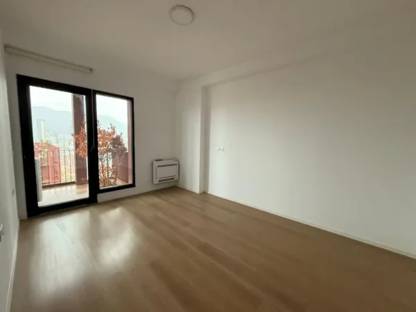 Tirane, jepet me qera ambjent biznesi , 159 m² 2.000 €