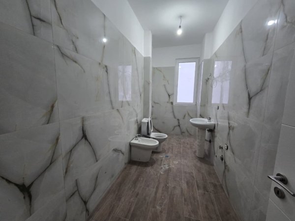 Tirane, shitet apartament 1+1+Ballkon Kati 3, 85 m² 121.000 € (Bulevardi i Ri)