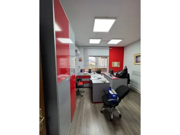 Tirane, jepet me qera zyre Kati 7, 167 m² 1.950 €