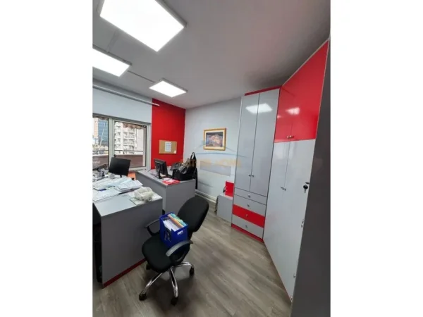 Tirane, jepet me qera zyre Kati 7, 167 m² 1.950 €