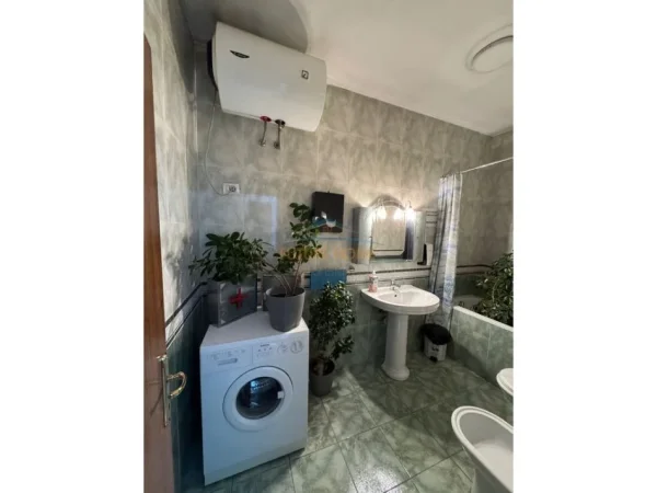 Tirane, jepet me qera zyre Kati 7, 167 m² 1.950 €
