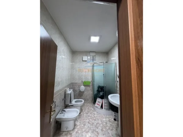 Tirane, jepet me qera zyre Kati 7, 167 m² 1.950 €