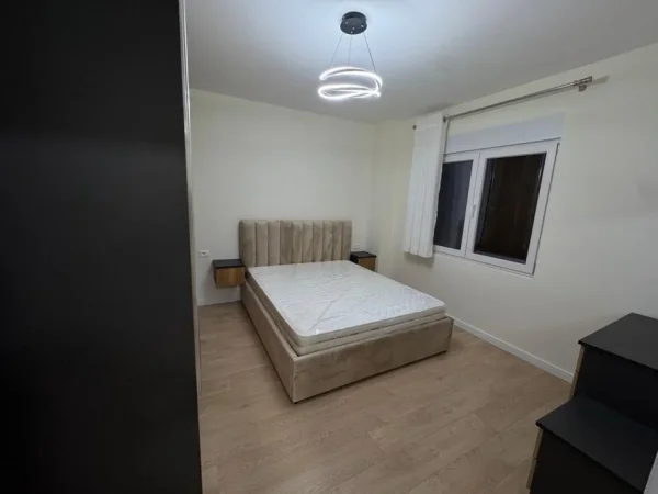 Tirane, jepet me qera apartament 2+1 Kati 8, 100 m² 800 € (Komuna e Parisit)