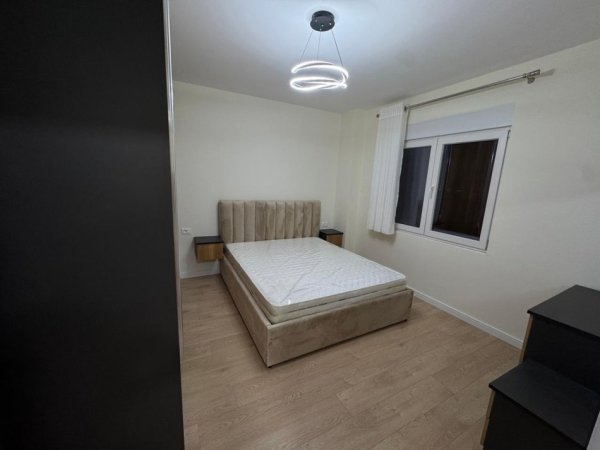 Tirane, jepet me qera apartament 2+1+Ballkon Kati 8, 100 m² 800 € (Komuna e Parisit)