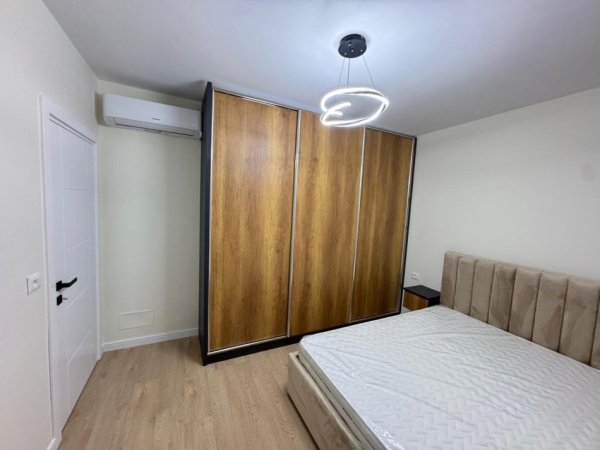 Tirane, jepet me qera apartament 2+1+Ballkon Kati 8, 100 m² 800 € (Komuna e Parisit)