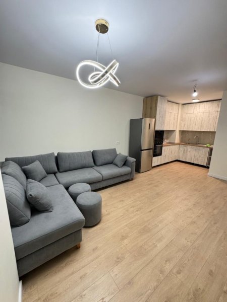 Tirane, jepet me qera apartament 2+1+Ballkon Kati 8, 100 m² 800 € (Komuna e Parisit)
