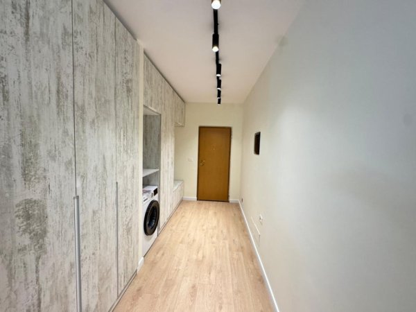 Tirane, jepet me qera apartament 2+1+Ballkon Kati 8, 100 m² 800 € (Komuna e Parisit)