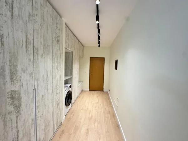 Tirane, jepet me qera apartament 2+1+Ballkon Kati 8, 100 m² 800 € (Komuna e Parisit)