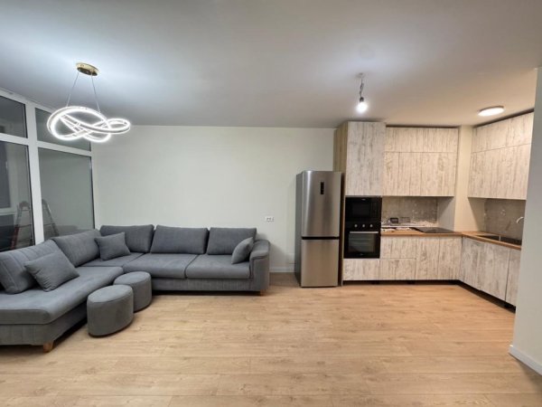 Tirane, jepet me qera apartament 2+1+Ballkon Kati 8, 100 m² 800 € (Komuna e Parisit)