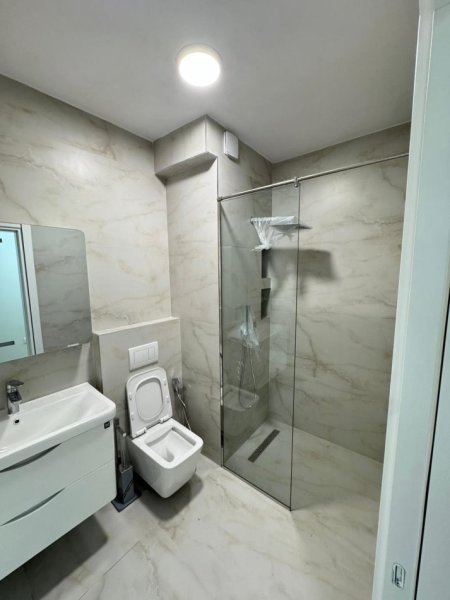 Tirane, jepet me qera apartament 2+1+Ballkon Kati 8, 100 m² 800 € (Komuna e Parisit)