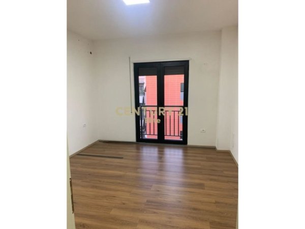 Tirane, jepet me qera ambjent biznesi Kati 7, 198 m² 850 € (Astir)