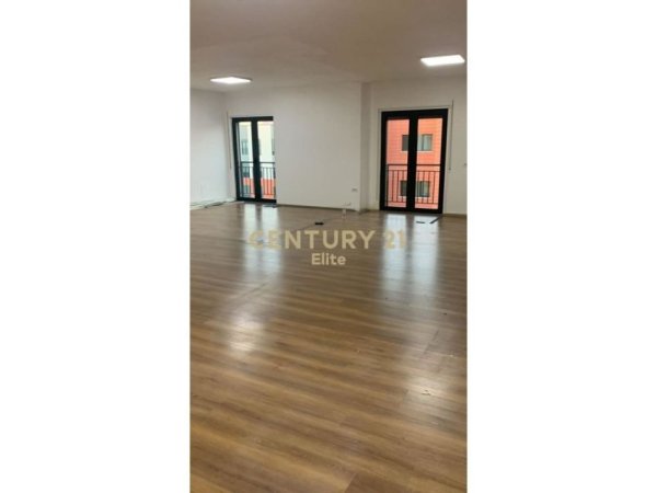 Tirane, jepet me qera ambjent biznesi Kati 7, 198 m² 850 € (Astir)