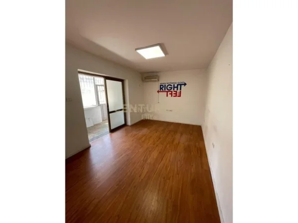 Tirane, jepet me qera apartament 3+1 Kati 1, 96 m² 1.000 € (Myslym Shyri)