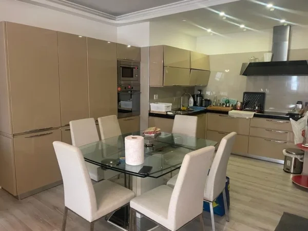 Tirane, shitet apartament 2+1 Kati 5, 115 m² (Rruga e Kavajes. Perbal Kompleksit Delijorgjit)