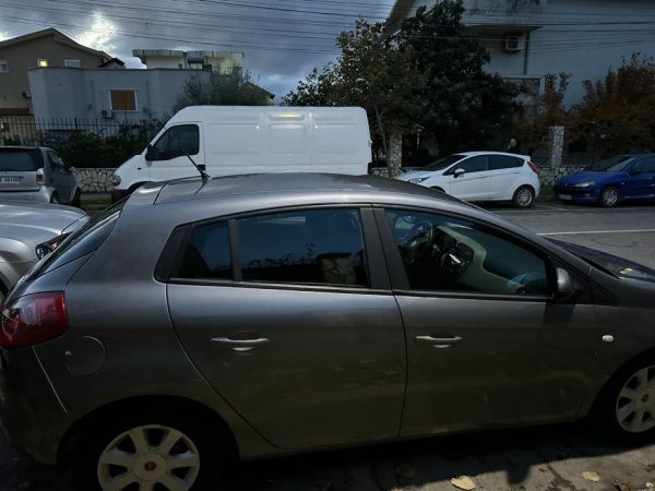 Tirane, shes makine Fiat Bravo Nafte, gri e erret manuale Kondicioner 6.000 km 2.700 €